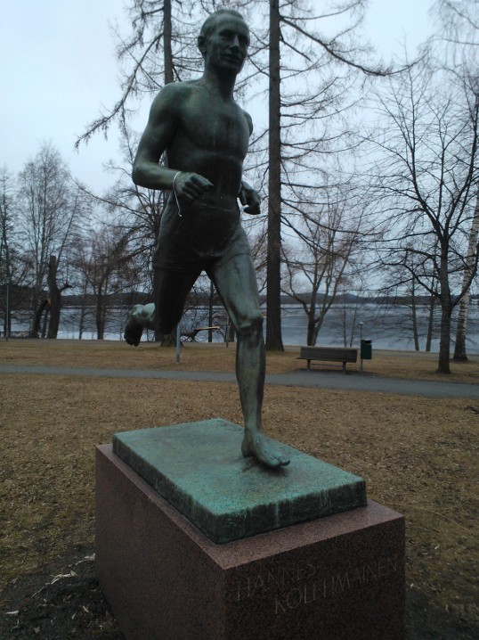 Juoksijasuuruus Hannes Kolehmaisen patsas Väinölänniemellä